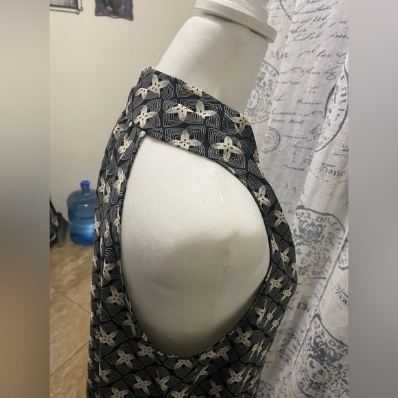 MAX STUDIO | Geometric Sleeveless Halter Top V-neck Blouse - Picture 6 of 7